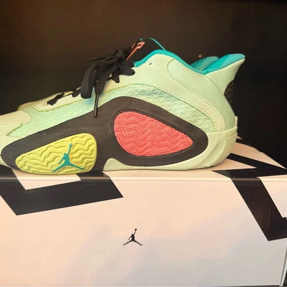 Barely worn, Jordan Tatum 2 Mint Foam/lava Glow Black, size 5.5Y - Picture 4 of 8